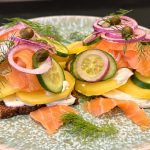 Smörrebröd mit Kartoffeln, Lachs, Gurke und Dill